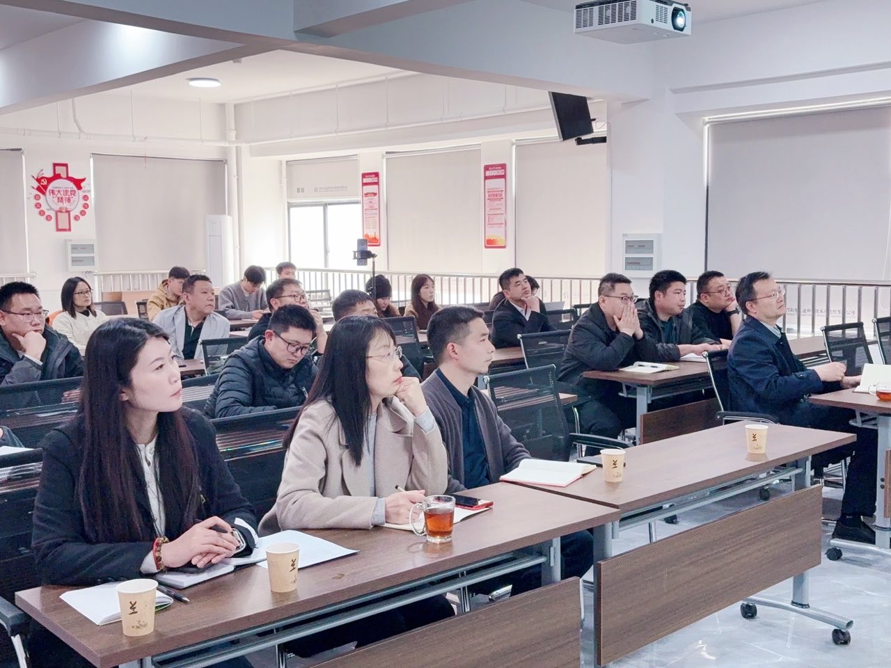 長江學者喬丕忠教授到我公司開展“智能壓電模塊設計及在混凝土結構健康檢測的應用”學術交流